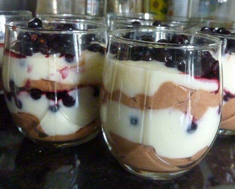 Deser czekoladowo śmietankowo jagodowy