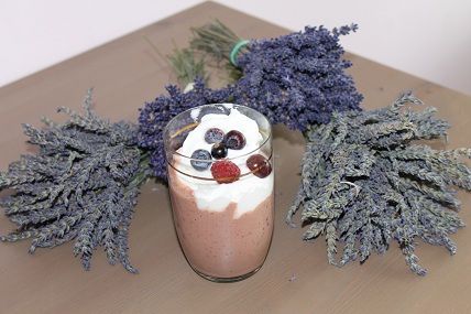 Deser czekoladowy z owocami