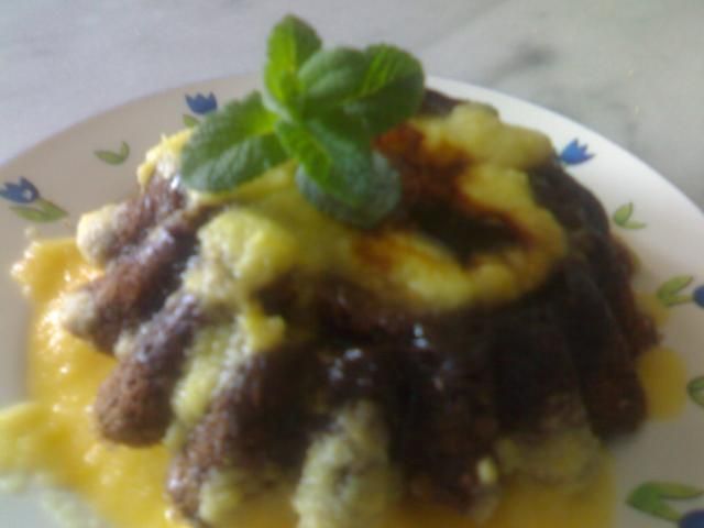 Deser czekoladowy z polewa owocowa.