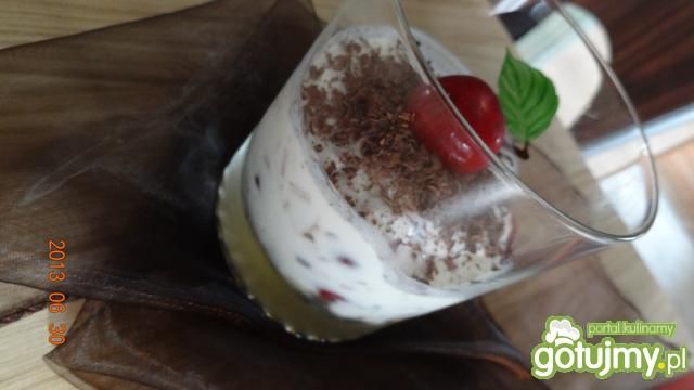 Deser czereśniowo-migdałowy