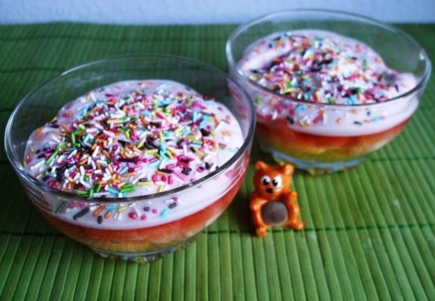 Deser galaretkowo-owocowy z jogurtem 