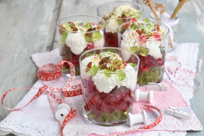 Deser galaretkowy z bitą śmietaną Deser galaretkowy z bitą śmietaną