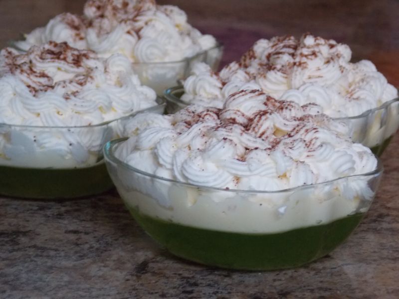 Deser galaretkowy z masą budyniową