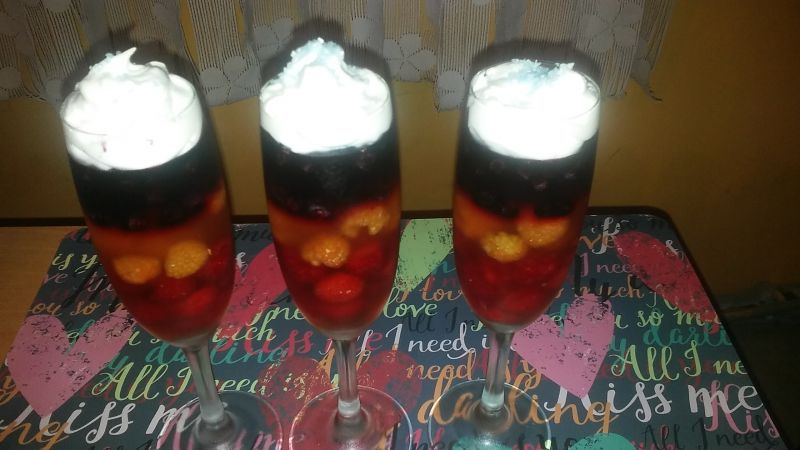 Deser galaretkowy z owocami i bitą śmietaną Deser galaretkowy z owocami i bitą śmietaną