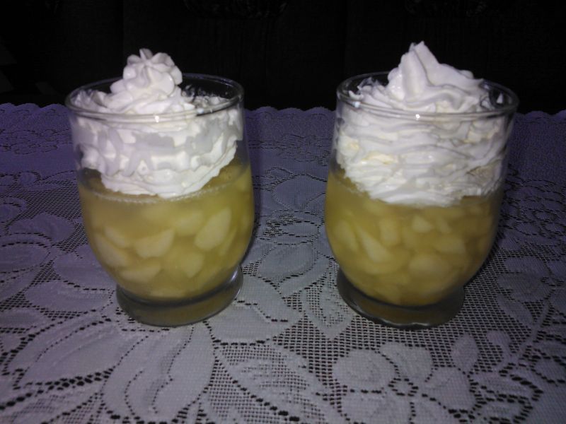 Deser gruszkowy z bitą śmietaną