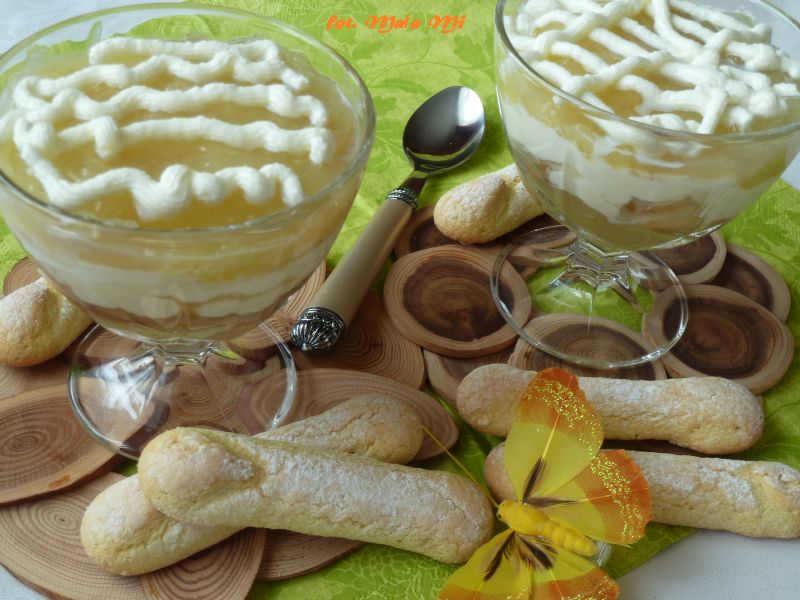 Deser jabłkowy z mascarpone, bananem i kawową nutą Deser jabłkowy z mascarpone, bananem i kawową nutą