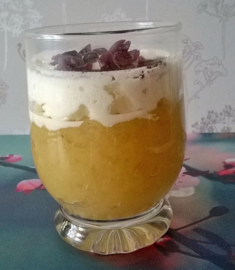 Deser jabłkowy ze śmietanką i rodzynkami Deser jabłkowy ze śmietanką i rodzynkami