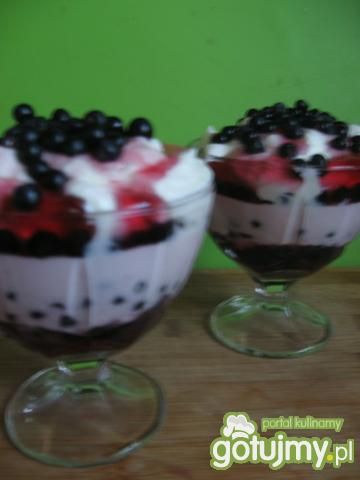 Deser jagodowy z bitą śmietaną i jogurt.