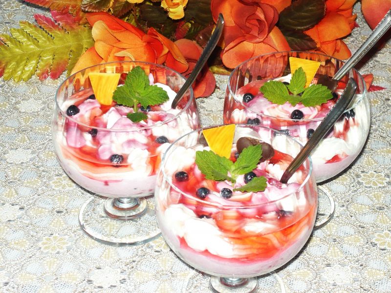 Deser jagodowy z serkiem mascarpone Deser jagodowy z serkiem mascarpone