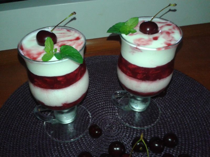 Deser jogurtowo - wiśniowy Deser jogurtowo - wiśniowy