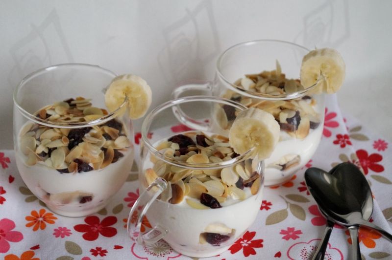 Deser jogurtowy z bananem, żurawiną i migdałami Deser jogurtowy z bananem, żurawiną i migdałami