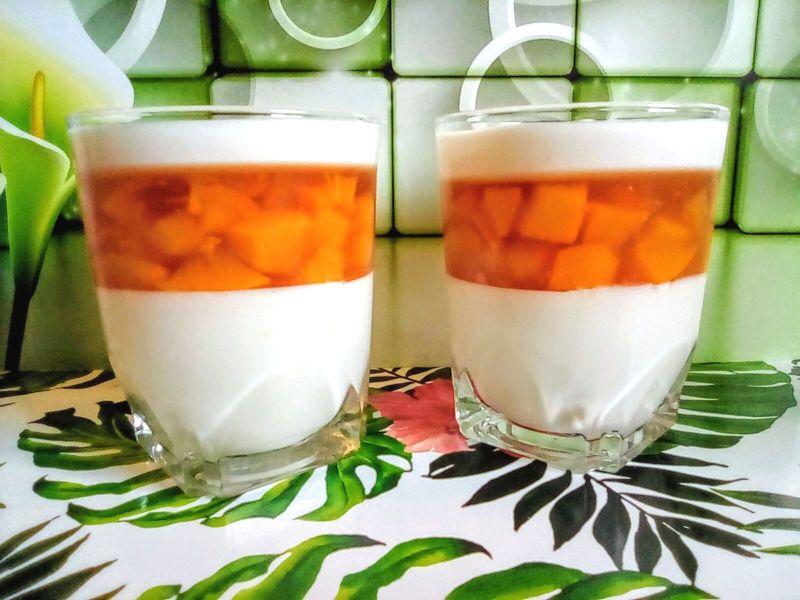 Deser jogurtowy z brzoskwiniami 