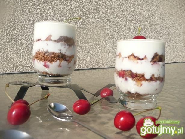 Deser jogurtowy z czereśniami