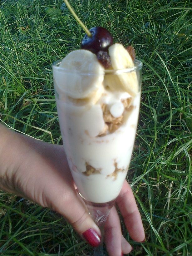 Deser jogurtowy z granolą / musli Deser jogurtowy z granolą / musli