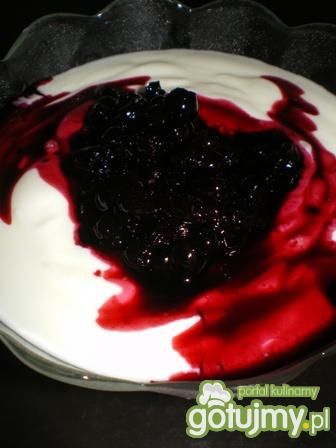 Deser jogurtowy z jagodami Deser jogurtowy z jagodami