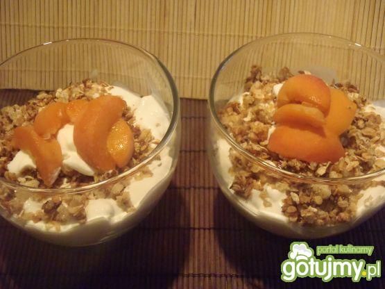 Deser jogurtowy z morelami