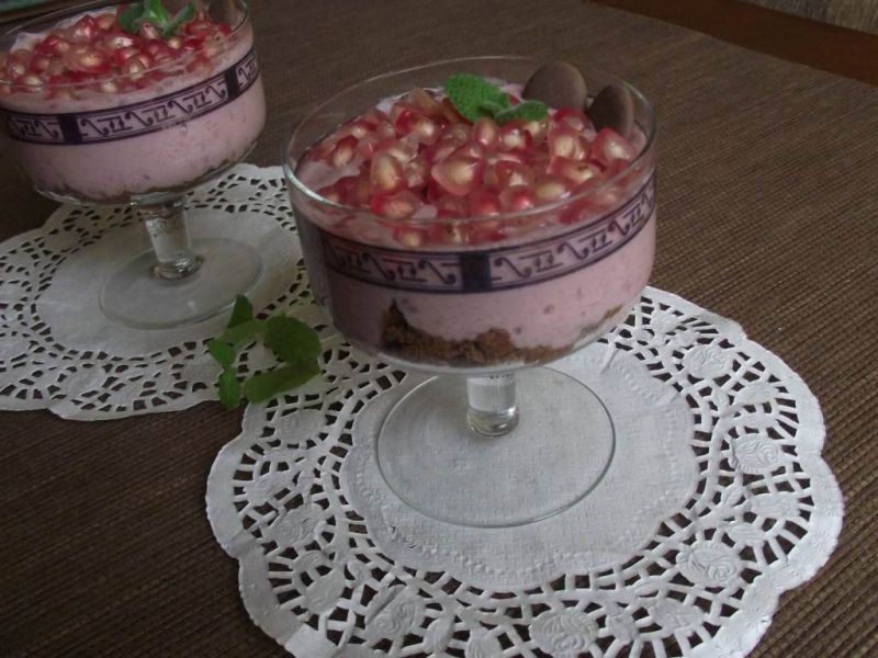 Deser jogurtowy z owocem granatu  Deser jogurtowy z owocem granatu