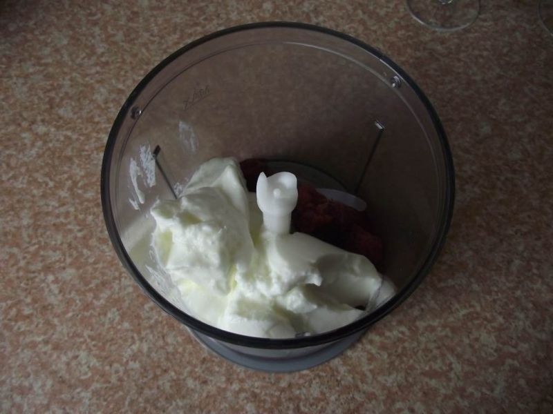 Deser jogurtowy z owocem granatu 