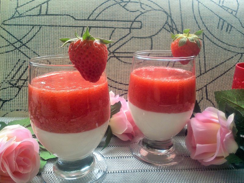 Deser jogurtowy z truskawkami