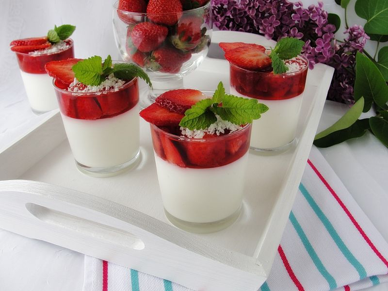 Deser kokosowy z truskawkami