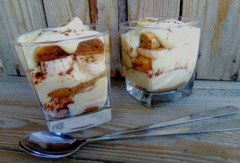 Deser lekko kawowy z kremem waniliowym i bananami