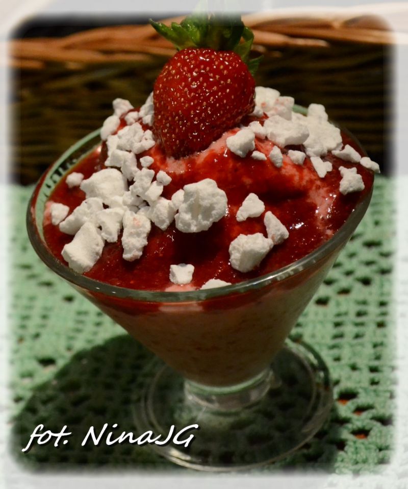 Deser lodowy podwójnie truskawkowy