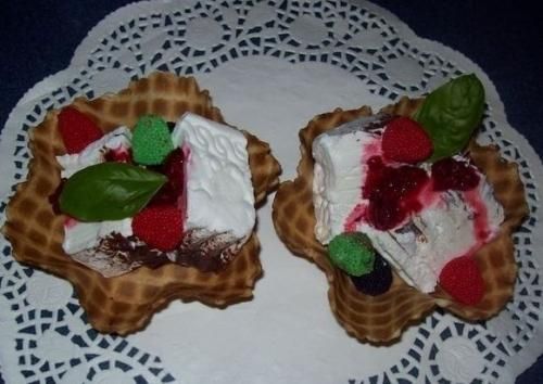 Deser lodowy w wafelku