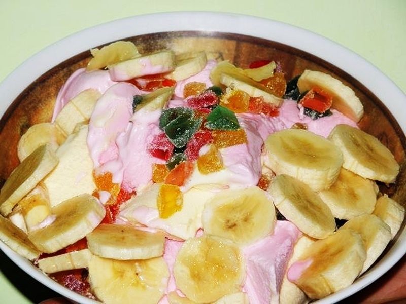 Deser lodowy z bananem i kandyzowanym ananasem