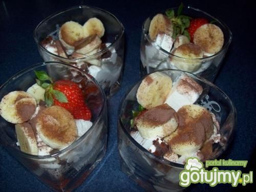 Deser lodowy z bananem i truskawkami