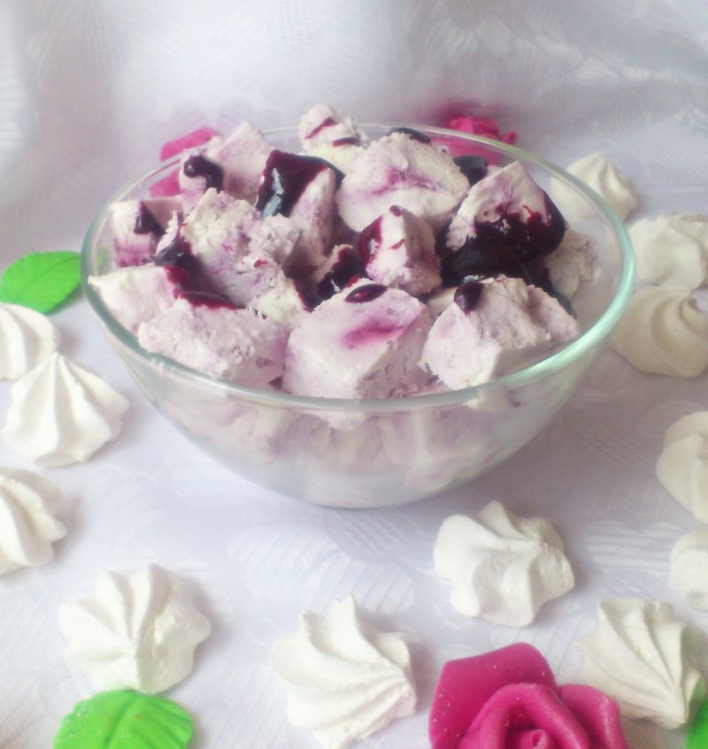 Deser lodowy z bezami i galaretką porzeczkową Deser lodowy z bezami i galaretką porzeczkową