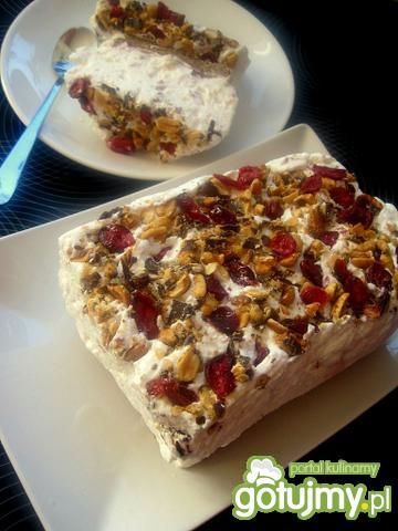 Deser lodowy z bitą śmietaną i żurawiną