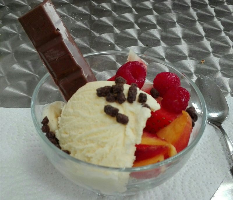 Deser lodowy z chałwą i owocami