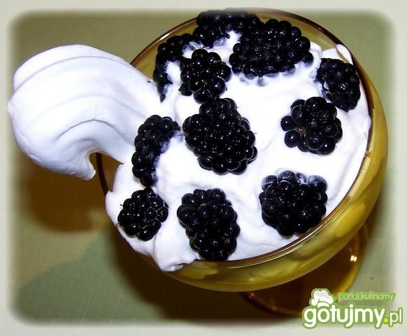 Deser lodowy z jeżynami i bezą.