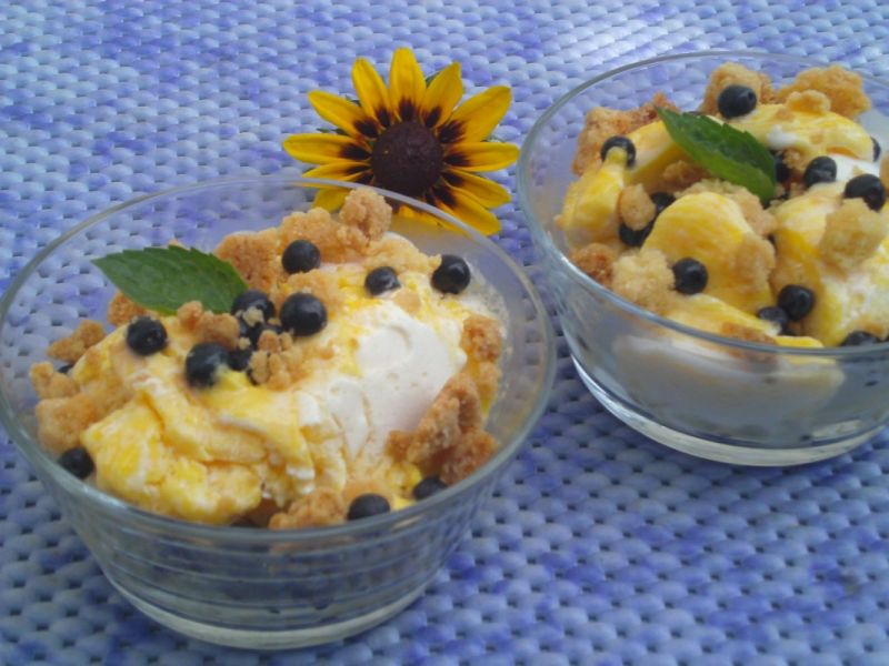 Deser lodowy z kruszonką i jagodami 