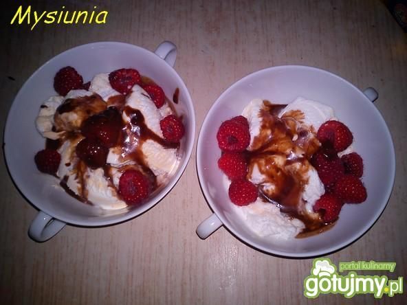 Deser lodowy z malinami Deser lodowy z malinami