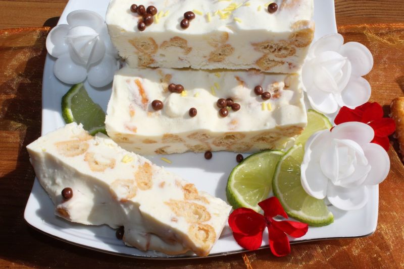 Deser lodowy z mascarpone i słomką ptysiową Deser lodowy z mascarpone i słomką ptysiową