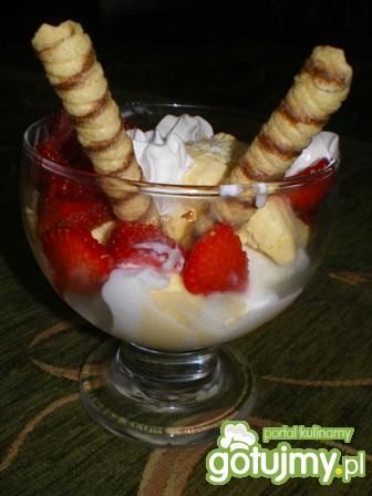 Deser lodowy z truskawkami