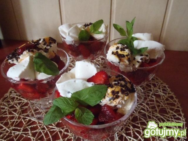 Deser lodowy z truskawkami i bezami
