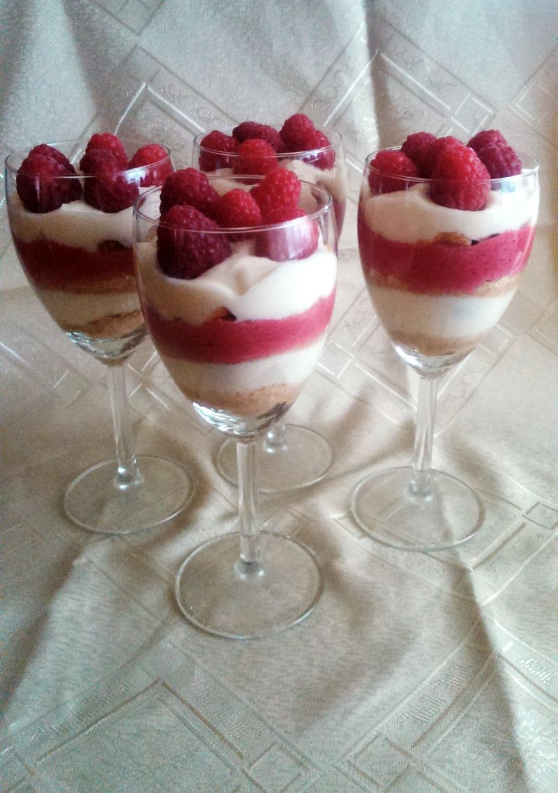 Deser malinowo-ciasteczkowy