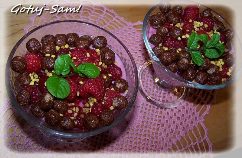 Deser malinowo-jogurtowy z pełnoziarnistymi kulkami