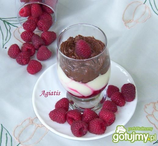 Deser malinowy ze smietaną i nutellą. Deser malinowy ze smietaną i nutellą.