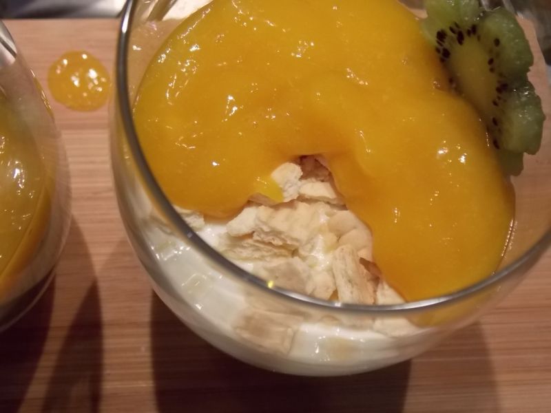 Deser mango-kiwi-truskawka