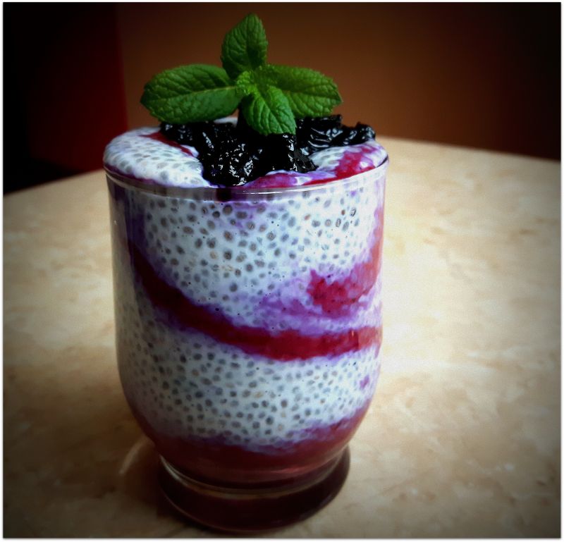 Deser mleczny z chia i jagodami