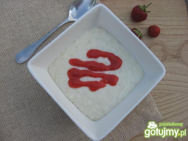 Deser mleczny z musem truskawkowym