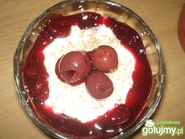 Deser o smaku czekoladowo wiśniowym