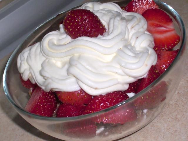 Deser orzechowo - truskawkowy Deser orzechowo - truskawkowy