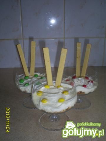 Deser orzechowy z bitą śmietaną