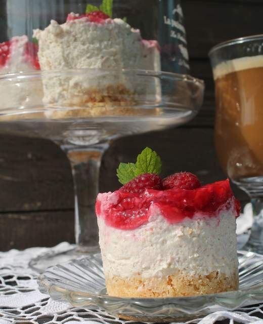 Deser orzechowy z malinową frużeliną