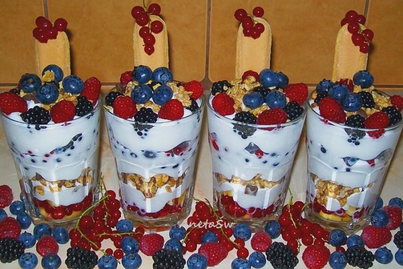 Deser owoce leśne z granolą Deser owoce leśne z granolą