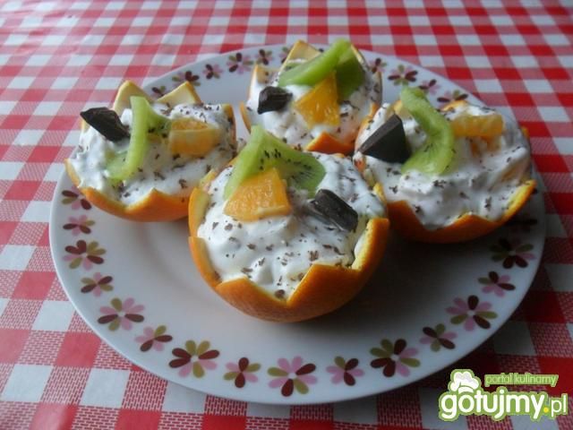 Deser owocowy w miseczkach z pomarańczy